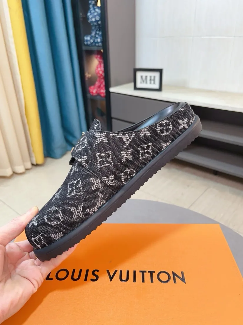 Men's shoes 💰360🌸🌸LV Easy 2025 new men's casual sandals and slippers, made of suede cow leather, with Monogram pattern to highlight the trendy style. Adjustable straps illuminated with LV letters, while a resilient insole and micro outsole provide lightweight comfort. Made of suede cow leather with embossed Monogram pattern and brand element metal hardware✅Adjustable straps➕Tough insole‼ ️Micro outsole. Comfortable and easy to wear‼ ️ size：38-45